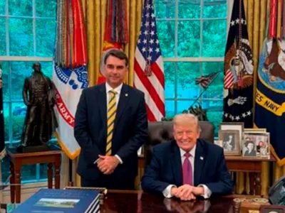 Flávio Bolsonaro se encontra com Trump na Casa Branca