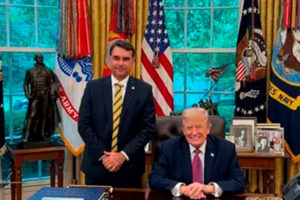 Flávio Bolsonaro se encontra com Trump na Casa Branca