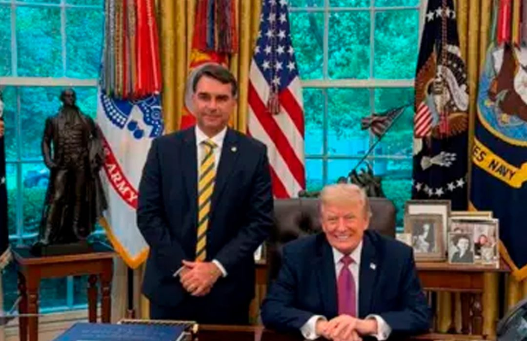 Flávio Bolsonaro se encontra com Trump na Casa Branca